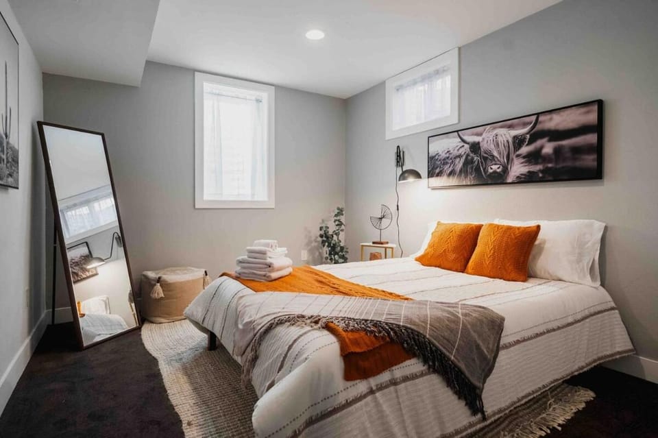 Speakeasy, HotTub, Theater - 15 min to Red Rocks - Unique & Private House in Arvada