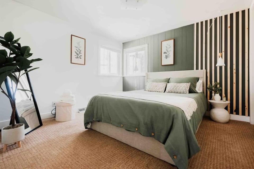 Speakeasy, HotTub, Theater - 15 min to Red Rocks - Unique & Private House in Arvada