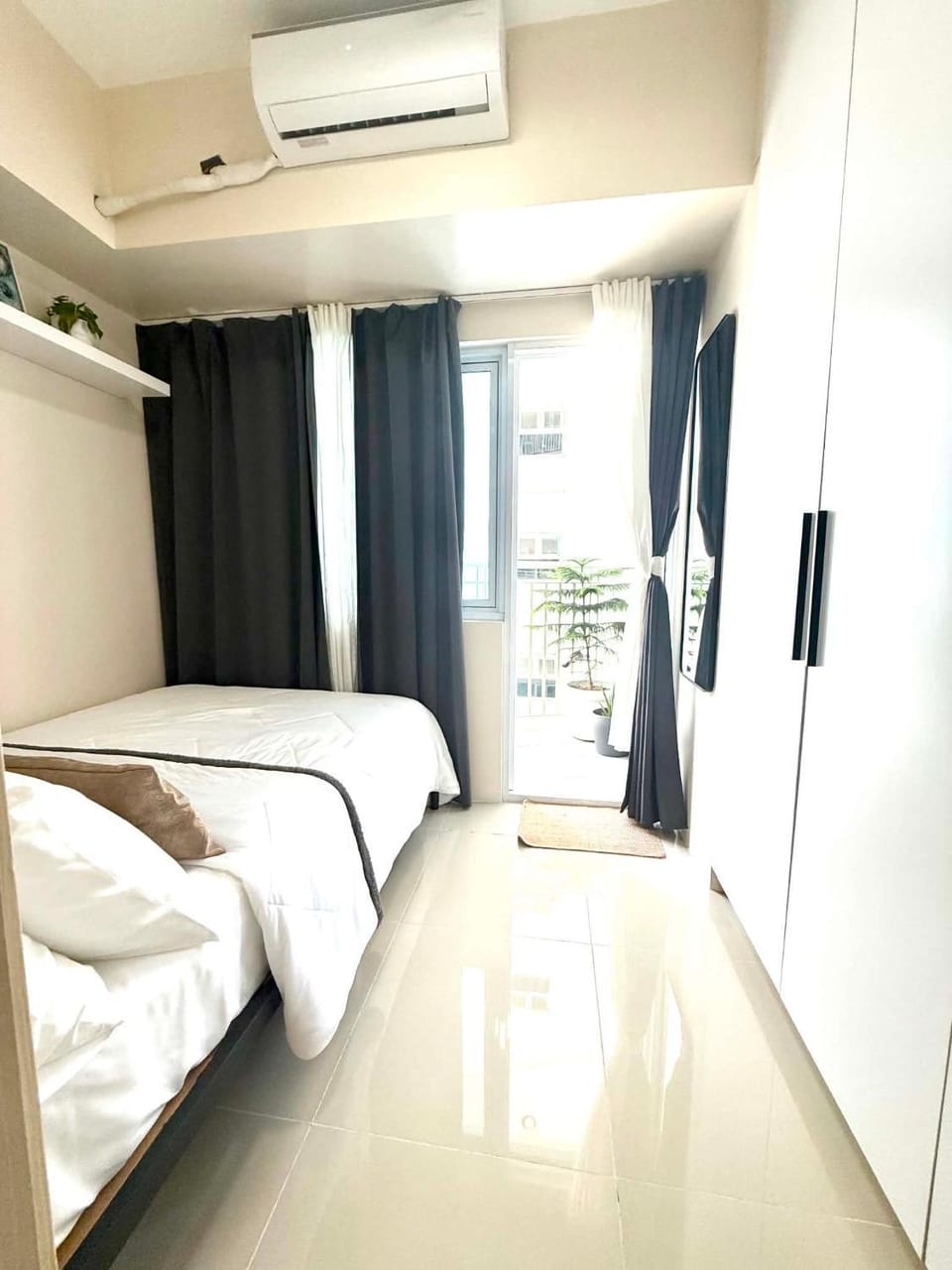 Balcony/Terrace, Bedroom, flat iron, wardrobe, air conditioner