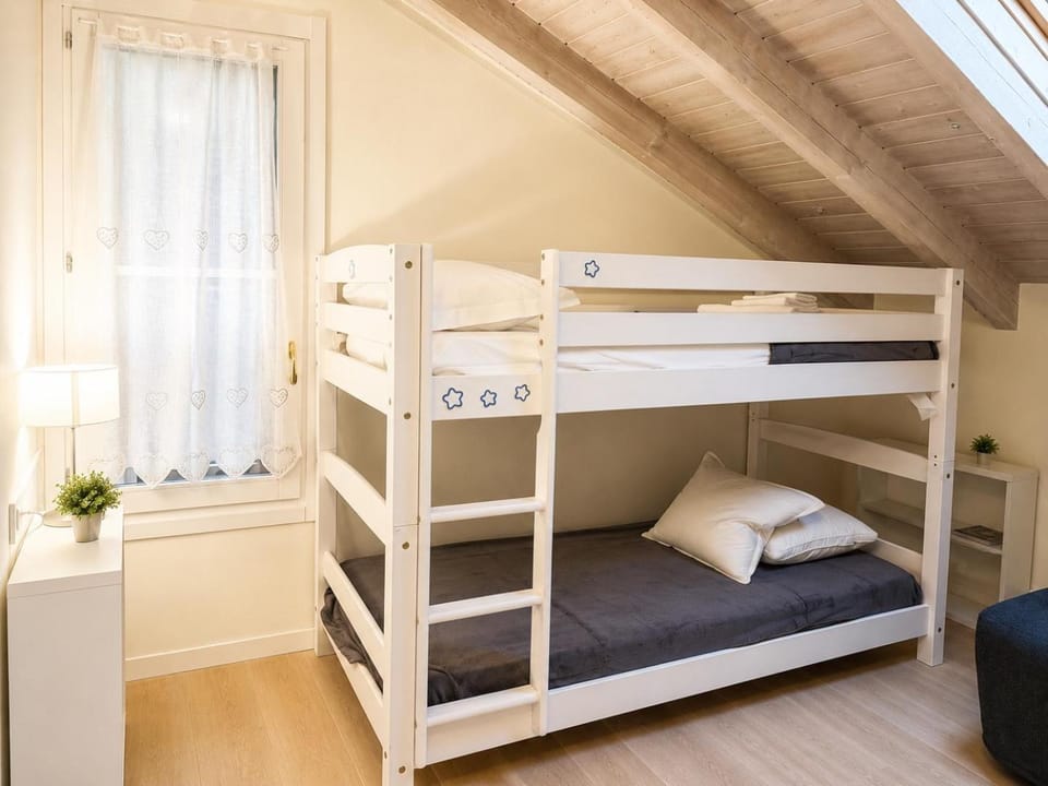 Bed, Photo of the whole room, Bedroom, bunk bed, towels