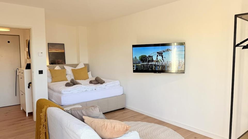 Bed, TV and multimedia, Living room