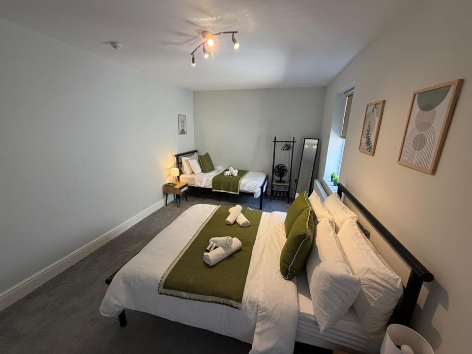 Bed, Photo of the whole room, Bedroom, towels