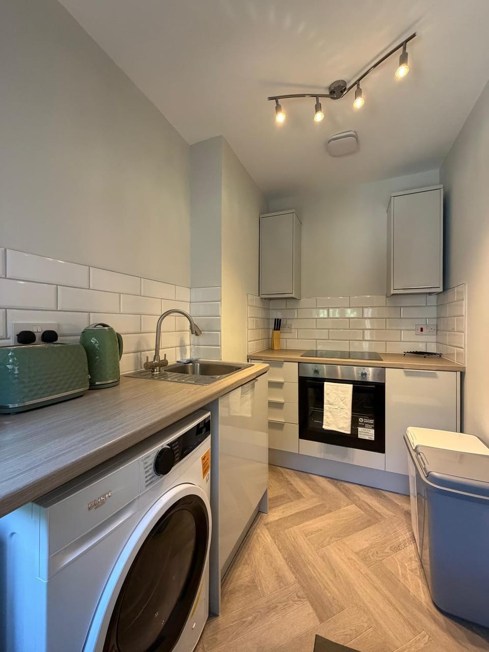 Kitchen or kitchenette, stove, washing machine