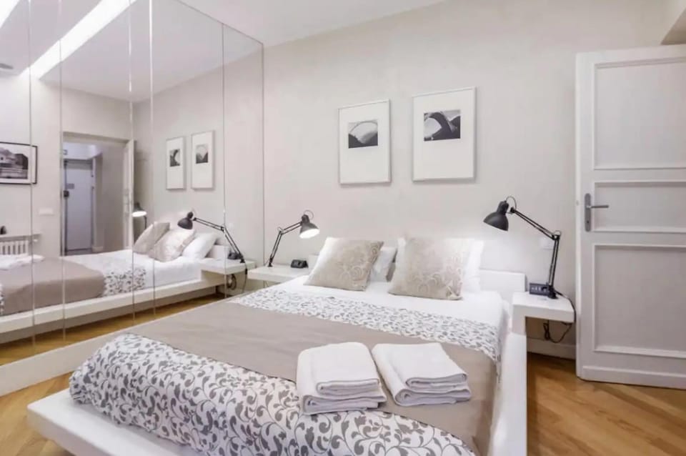 Bed, Bedroom, towels, air conditioner
