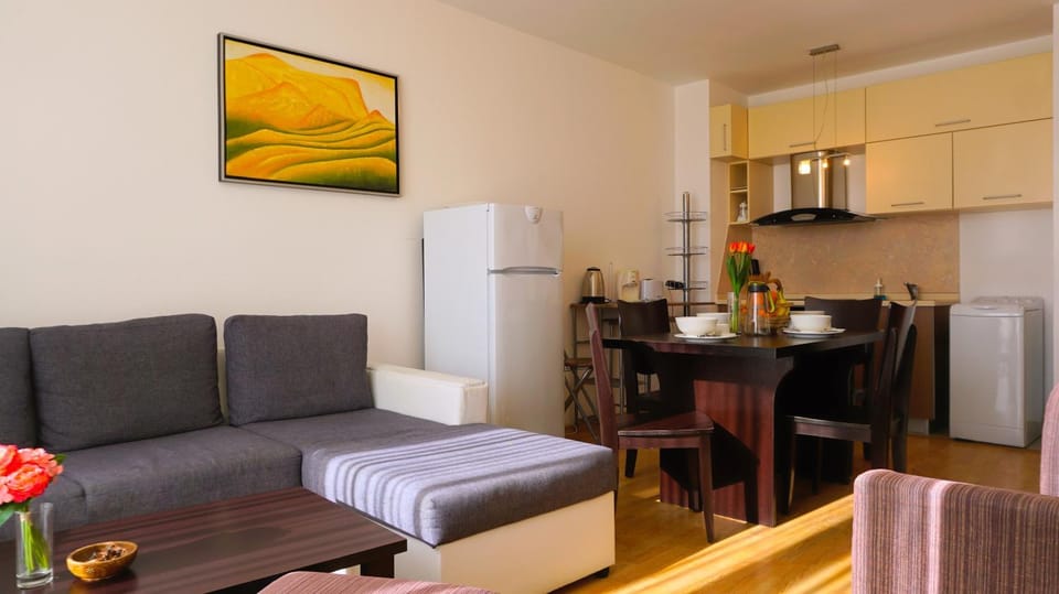 Kitchen or kitchenette, Living room, Seating area, Dining area