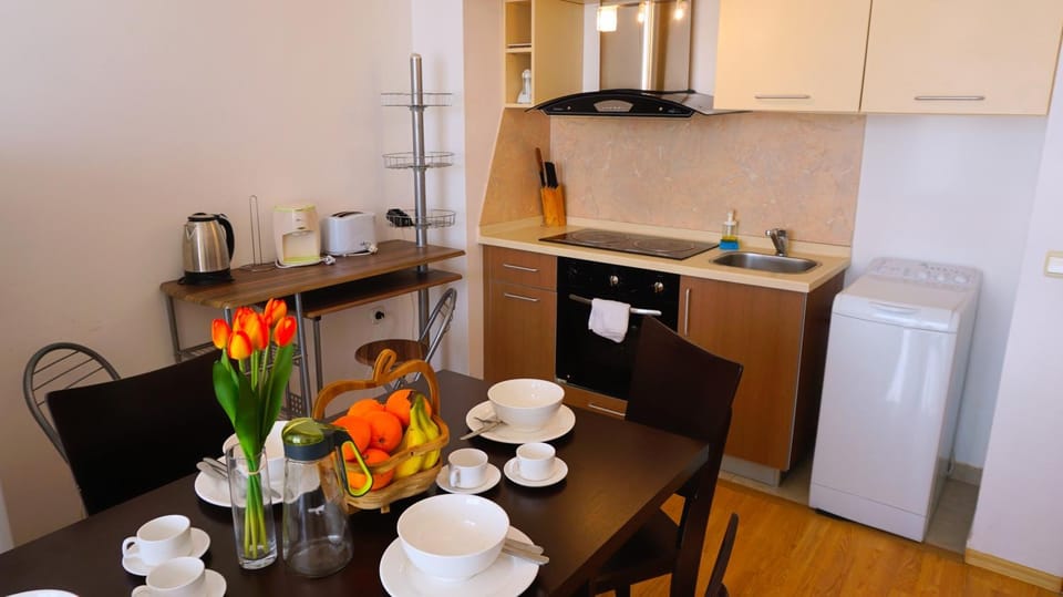 Coffee/tea facilities, Kitchen or kitchenette, Dining area