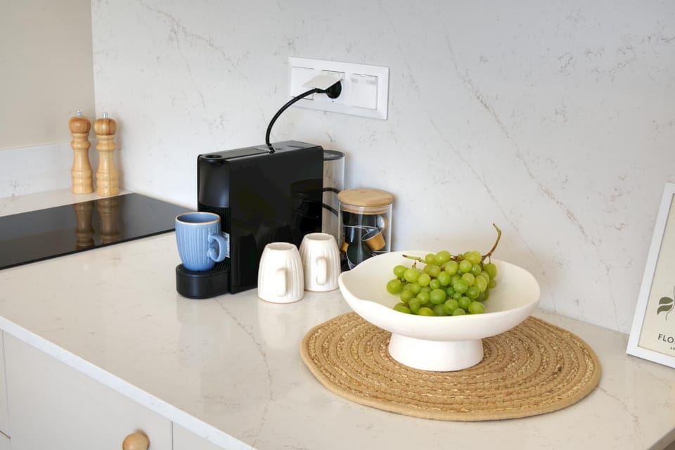 Coffee/tea facilities, Kitchen or kitchenette, Food