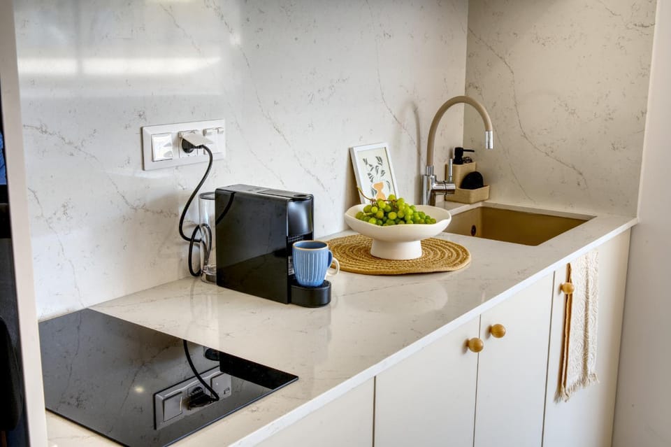 Coffee/tea facilities, Kitchen or kitchenette, stove