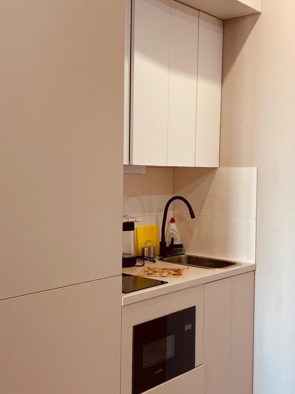 Coffee/tea facilities, Kitchen or kitchenette, stove