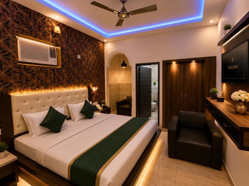 Property building, Communal lounge/ TV room, Bed, TV and multimedia, Photo of the whole room, Evening entertainment, Bedroom, fireplace, air conditioner