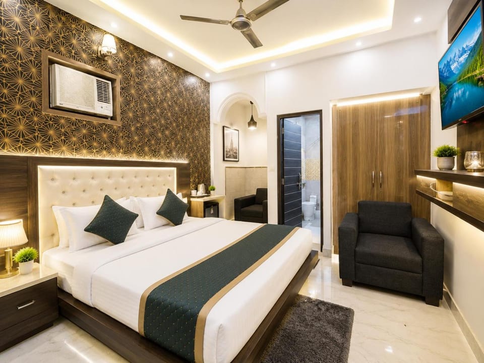 Property building, Communal lounge/ TV room, Bed, TV and multimedia, Living room, Photo of the whole room, Seating area, Evening entertainment, Bedroom, fireplace, air conditioner