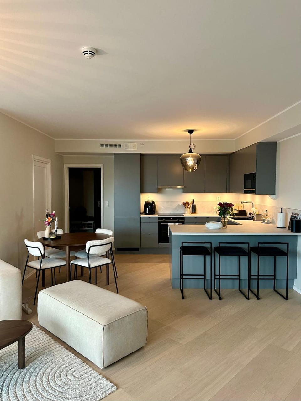 Kitchen or kitchenette, Dining area
