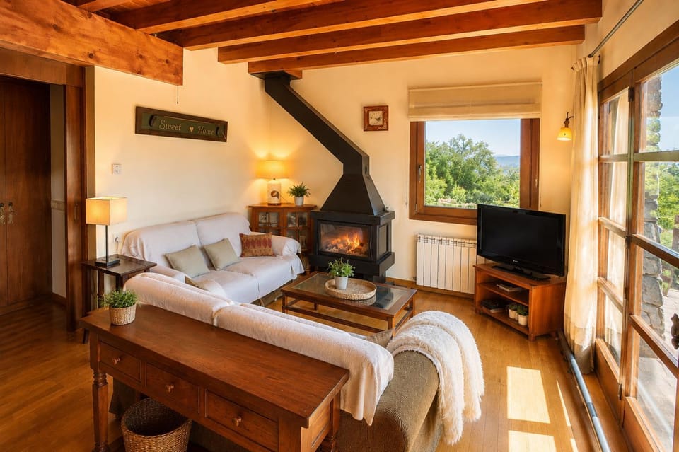 Communal lounge/ TV room, TV and multimedia, Living room, Seating area, fireplace