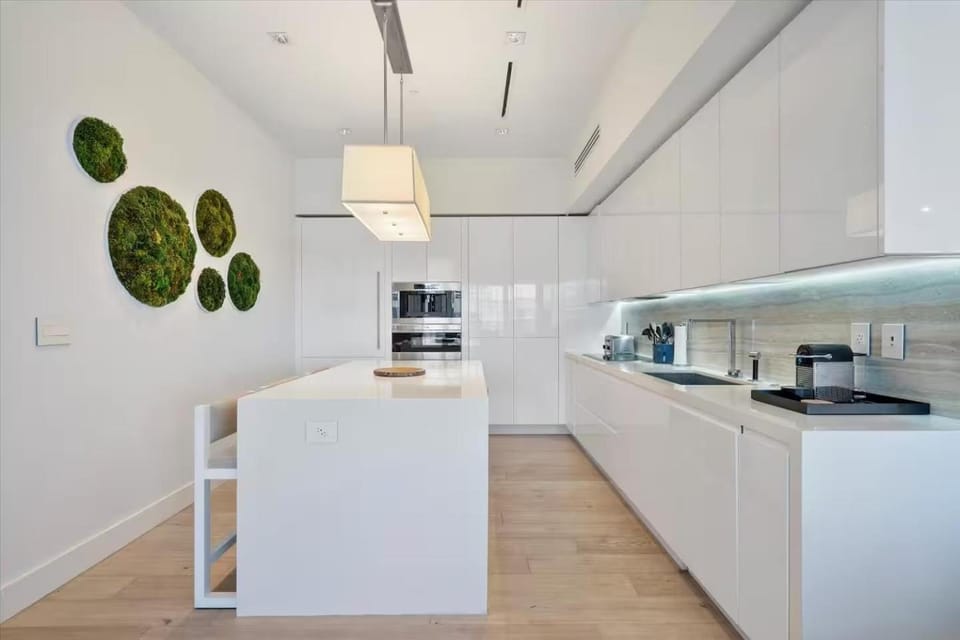 Kitchen or kitchenette, minibar, oven
