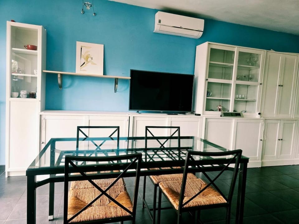 Communal lounge/ TV room, TV and multimedia, Living room, Seating area, Dining area, air conditioner