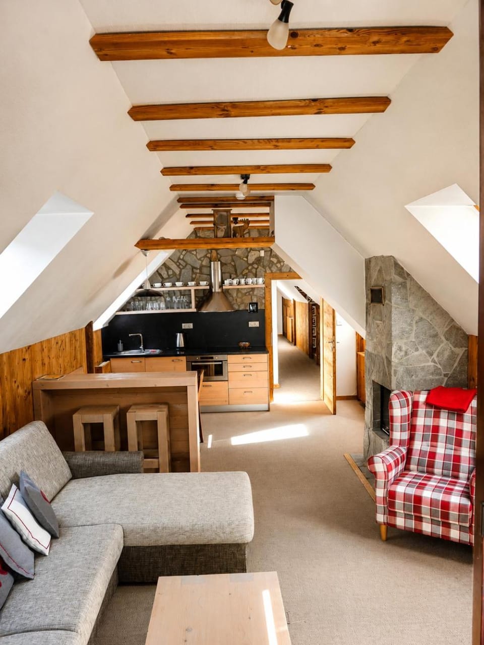 Living room, Dining area, Location, group of guests, Family, fireplace, internet, oven, kitchen