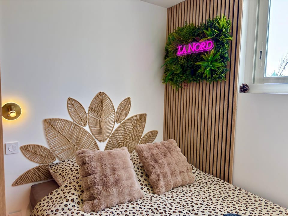 Bed, Photo of the whole room, Decorative detail, Bedroom