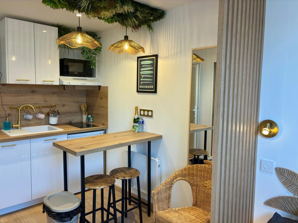 Kitchen or kitchenette, Dining area, dishwasher, oven, stove