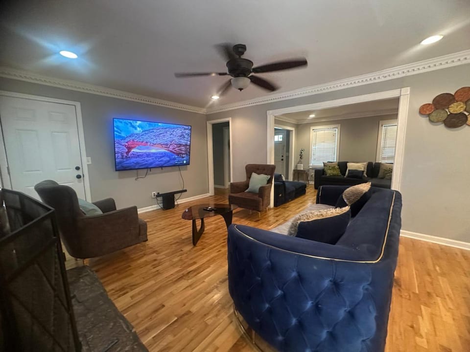 HUGE Home with 8 beds , Sleeps 12 25 mins from downtown House in Tucker