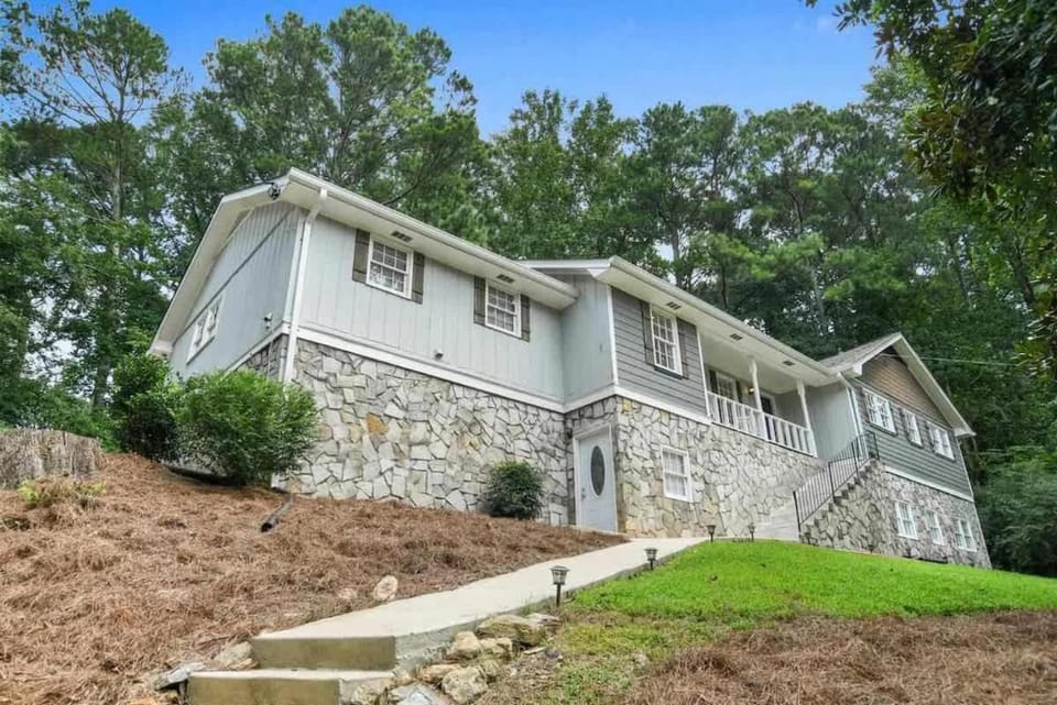 HUGE Home with 8 beds , Sleeps 12 25 mins from downtown House in Tucker