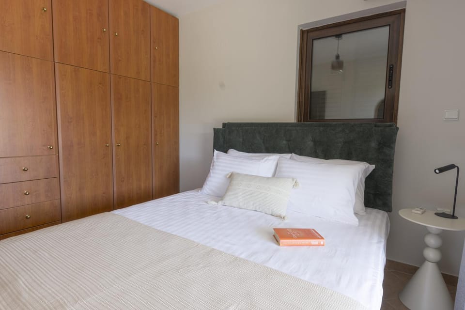 Bed, Bedroom, flat iron, wardrobe, air conditioner