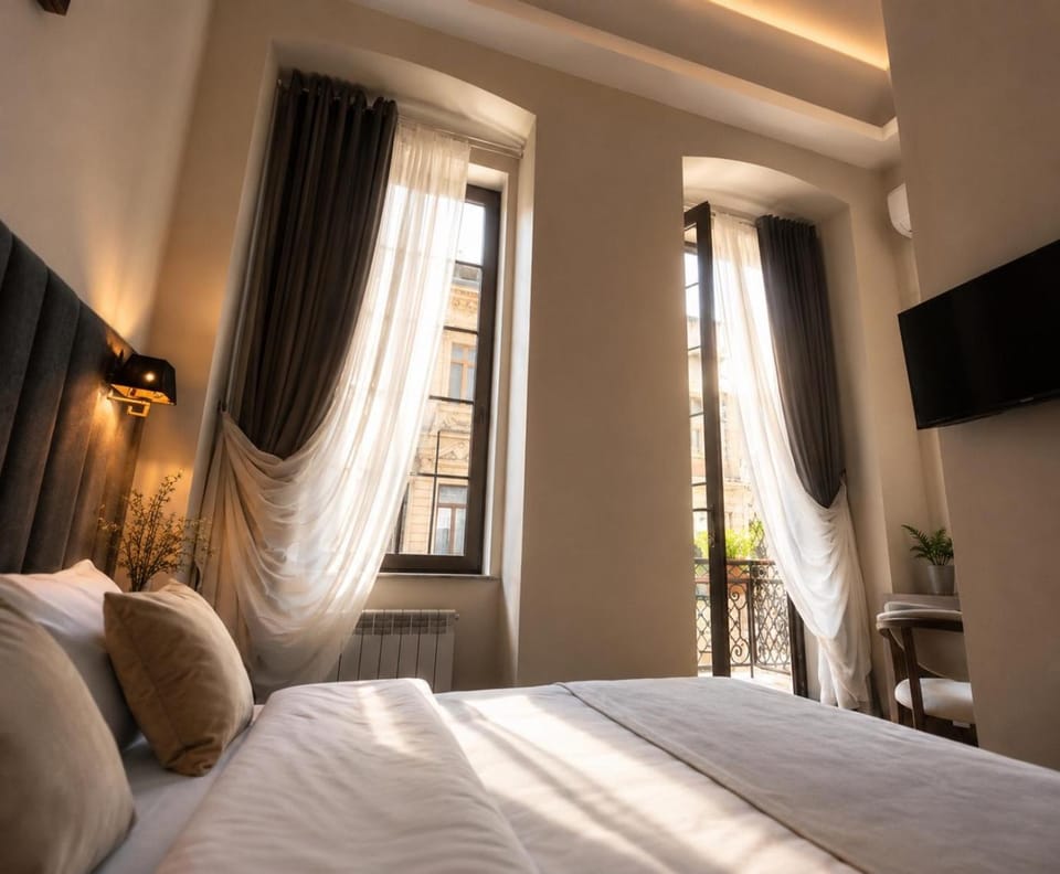 Bed, TV and multimedia, Bedroom