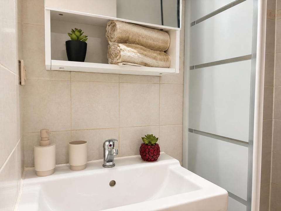Bathroom, towels