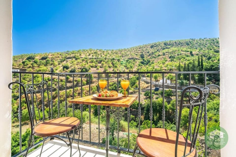 Day, Natural landscape, View (from property/room), Balcony/Terrace, Dining area, Mountain view