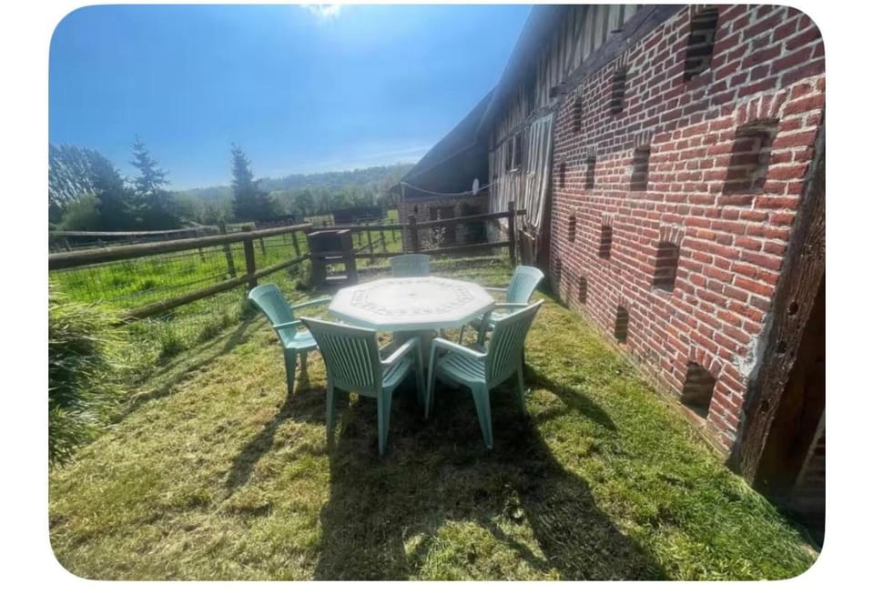 Deux gîtes et salle des fêtes dans Haras House in Normandy