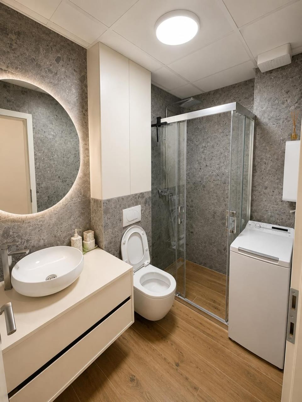 Shower, Toilet