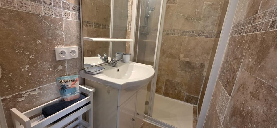 CYRILLE BESSET Intemporel Niçois Confort Climatisation et Calme Apartment in Nice