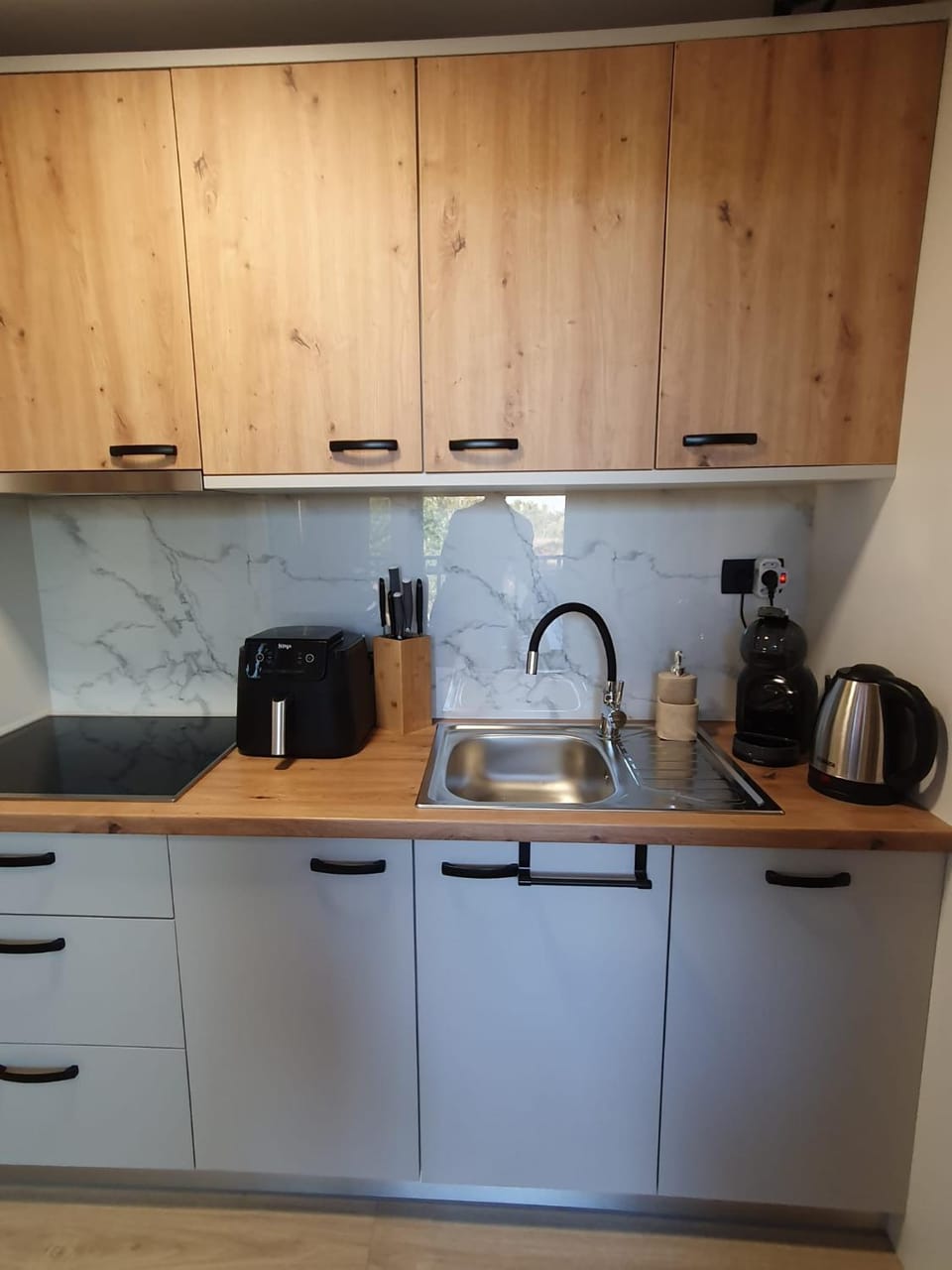 Kitchen or kitchenette, dishwasher, stove