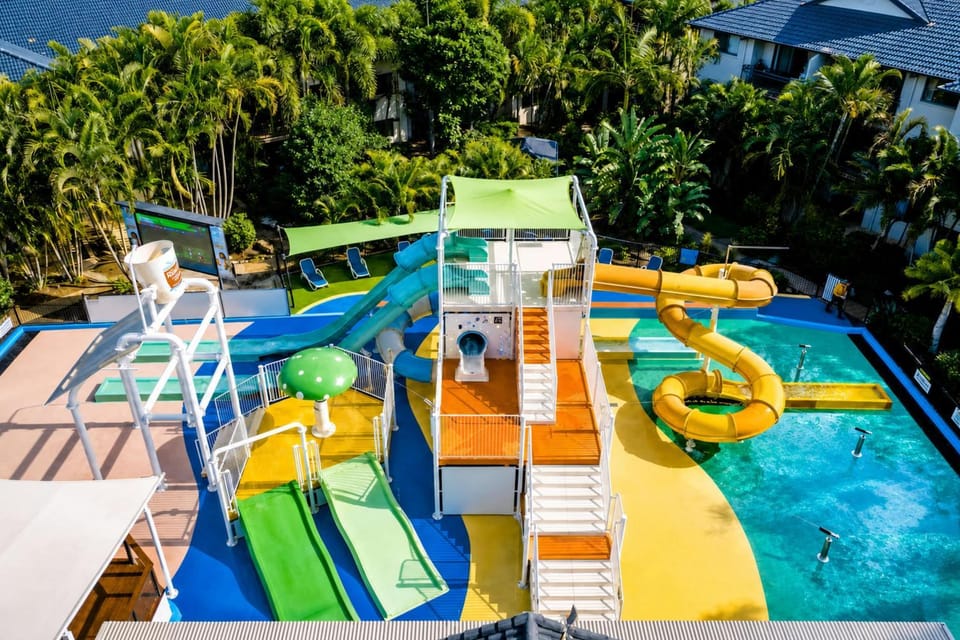 2BR Turtle Beach Aircon WiFi Pool Apartment in Mermaid Beach
