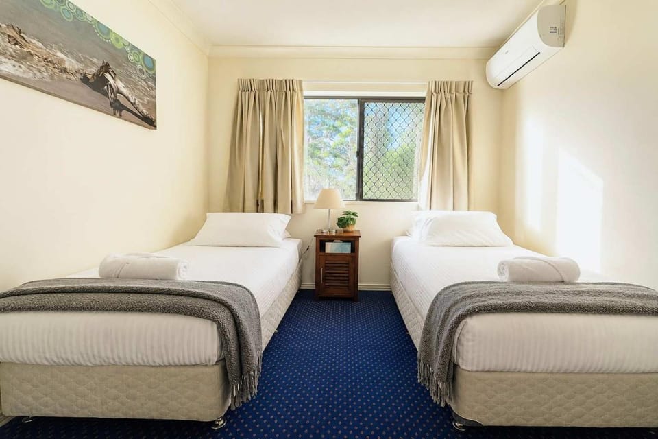 2BR Turtle Beach Aircon WiFi Pool Apartment in Mermaid Beach