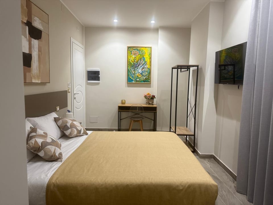 Bed, TV and multimedia, Photo of the whole room, Bedroom