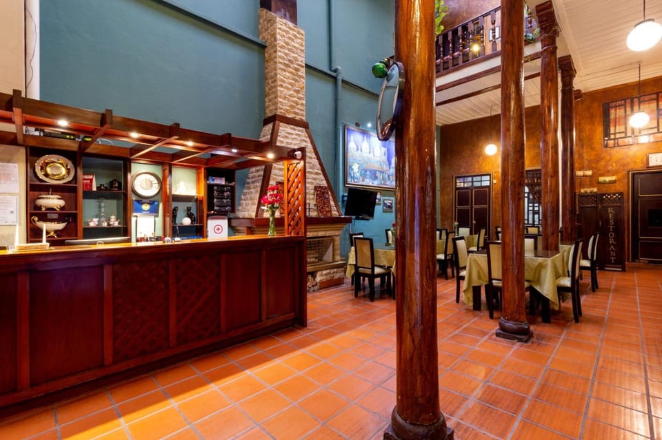 Restaurant/places to eat, Lounge or bar, Banquet/Function facilities