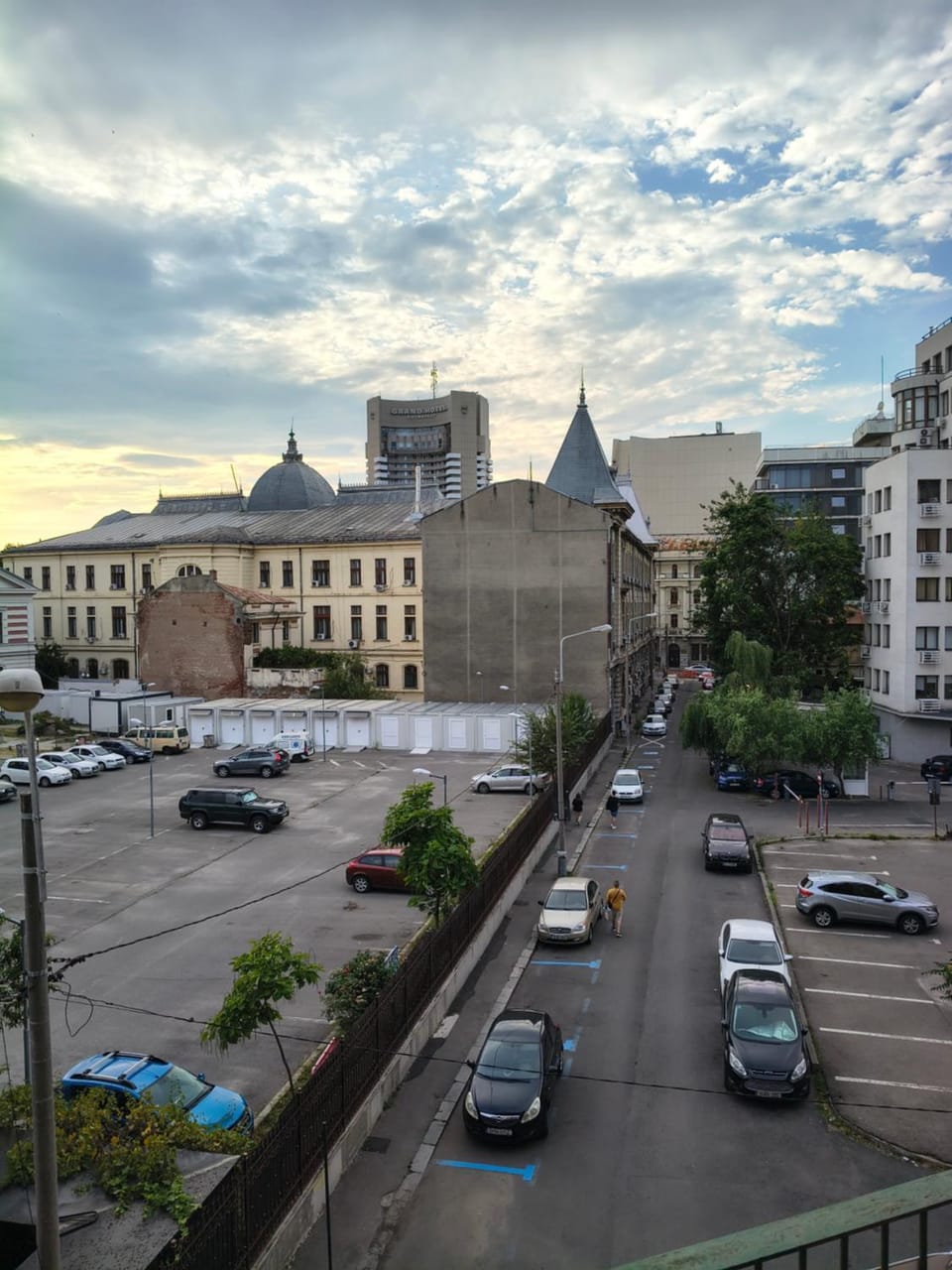 Property building, Day, Neighbourhood, City view, Street view, Location, Parking