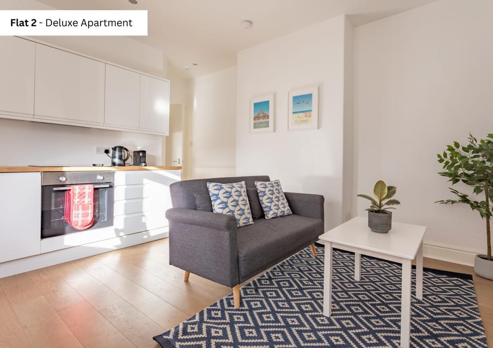 Coffee/tea facilities, Kitchen or kitchenette, Living room, Seating area