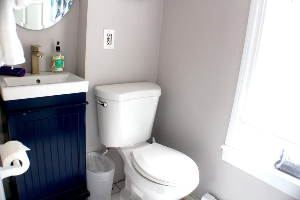Pet friendly cottage near Boston House in Middlesex County
