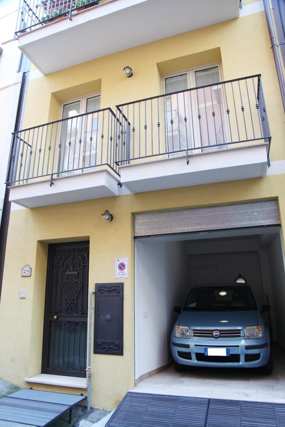 Facade/entrance, Street view, Area and facilities