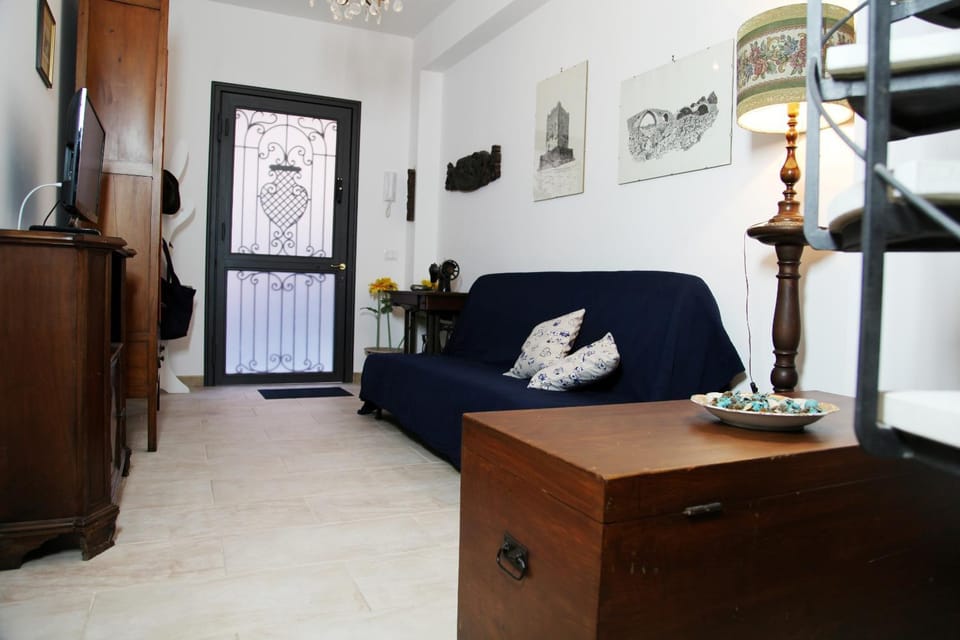 Facade/entrance, TV and multimedia, Living room, Seating area