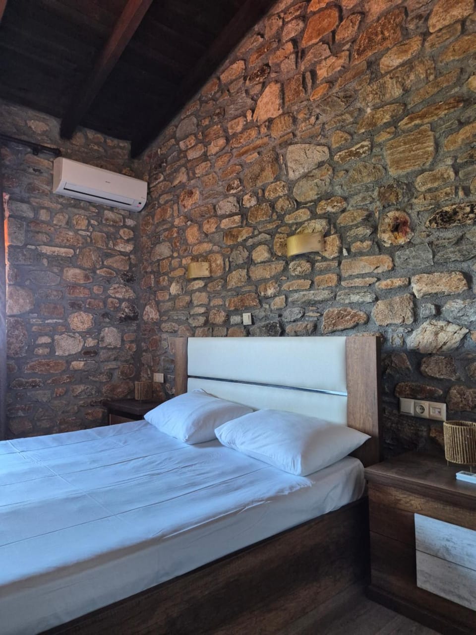 Bed, Photo of the whole room, Bedroom, air conditioner