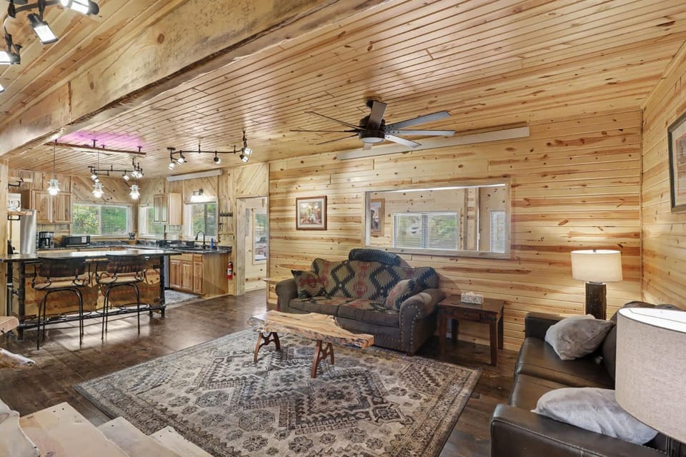Ponderosa Suite at Ten Stone Lodge House in West Pennington