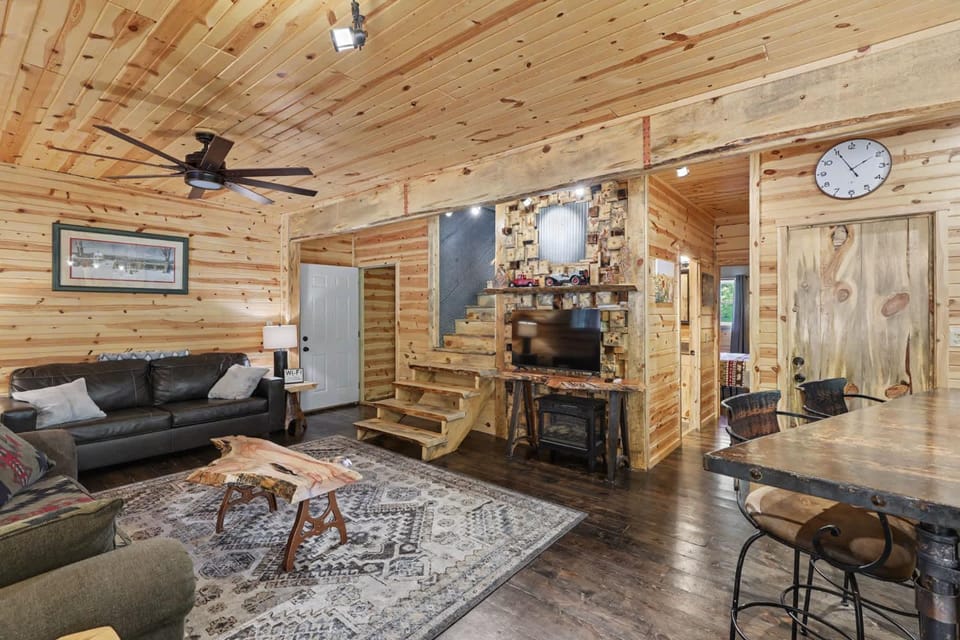 Ponderosa Suite at Ten Stone Lodge House in West Pennington