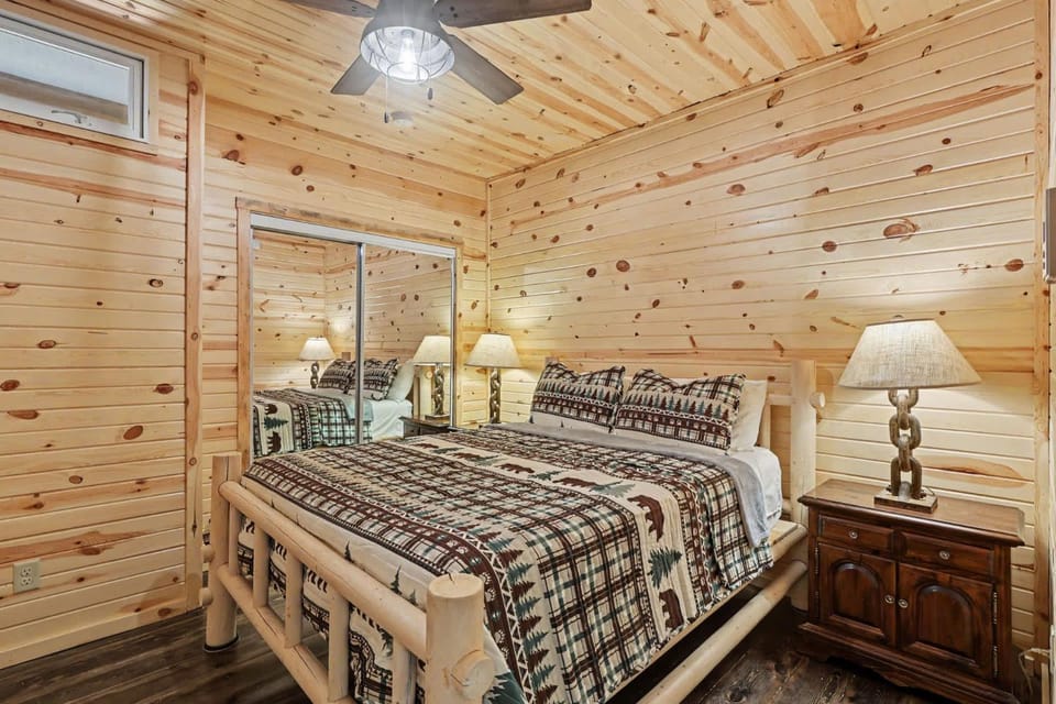 The Hill View Suite at Ten Stone Lodge House in West Pennington