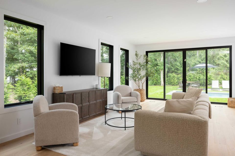 Sandpiper by Rove Travel - 4BR Home with Heated Pool House in Sag Harbor
