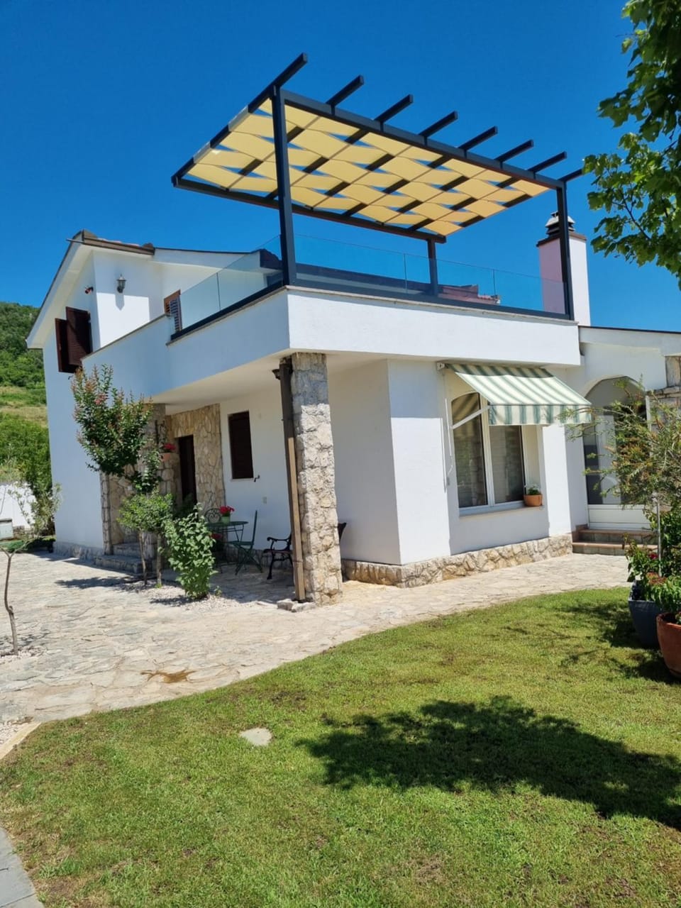 Property building, Facade/entrance, Garden, Balcony/Terrace