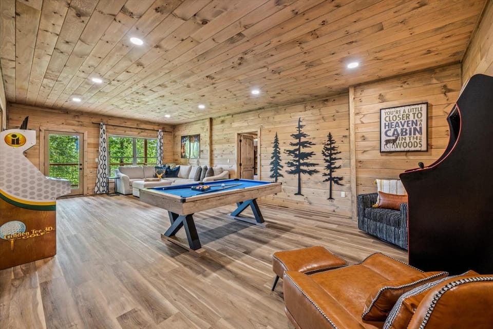 Luxury-Views-3kingsuites4bed-HotTub-FirePit-Arcade House in Sevier County