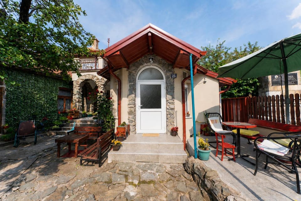 Property building, Balcony/Terrace, Seating area, Garden view
