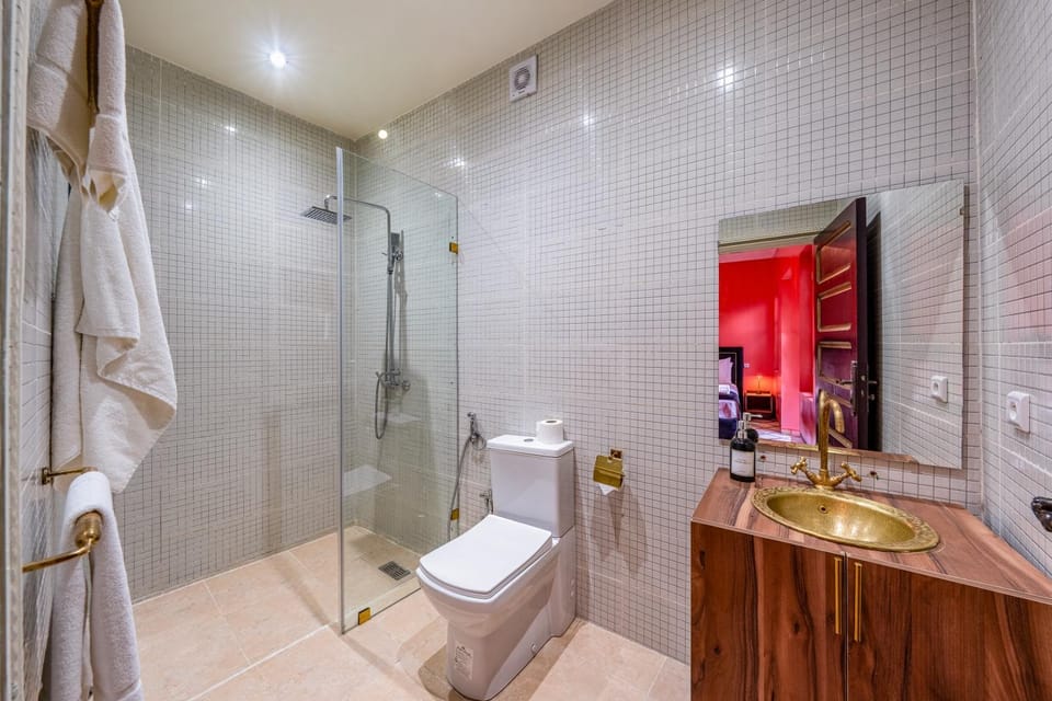 Shower, Toilet, towels